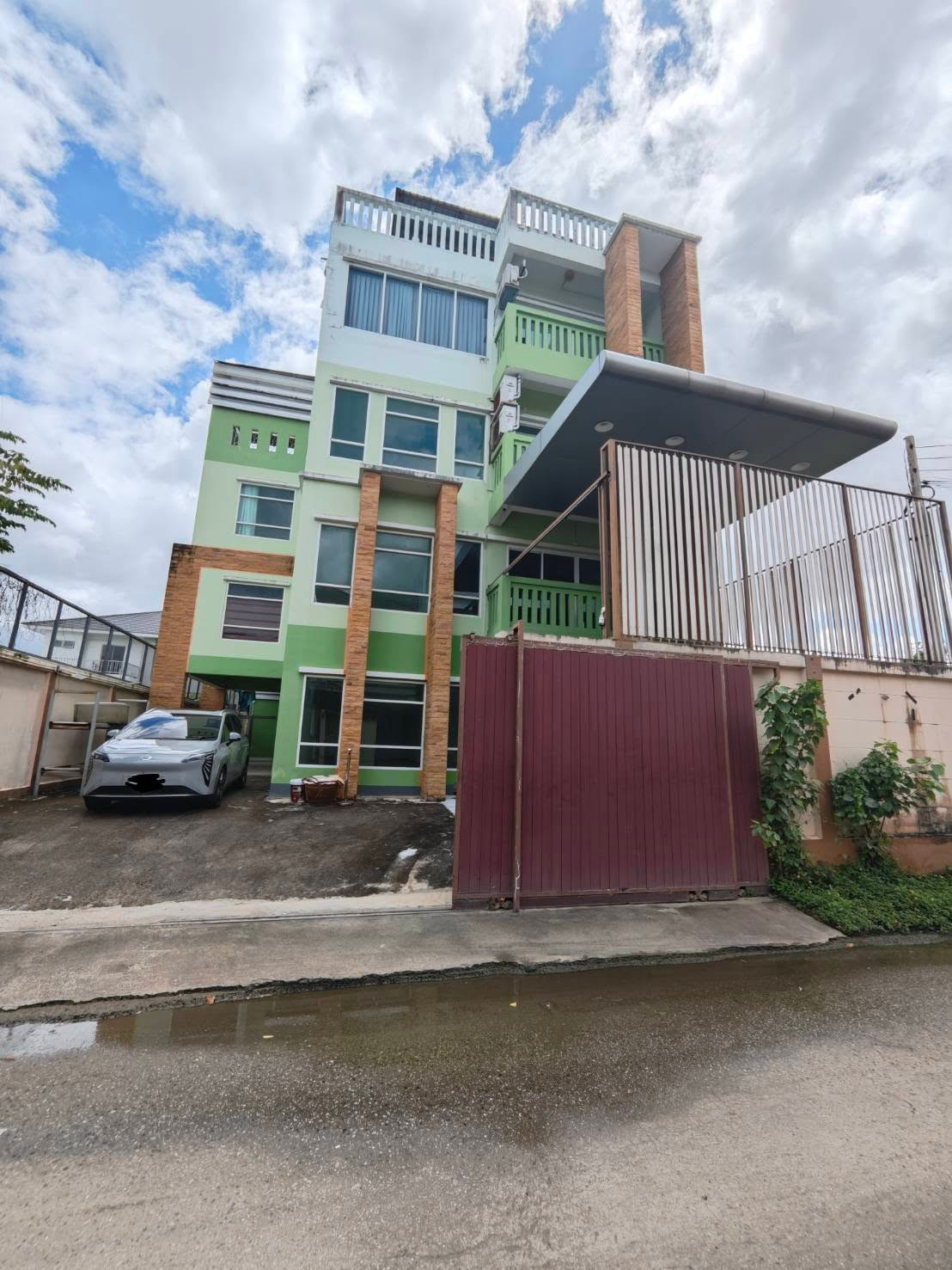 Home Office for rent, 4 floors, good location, Prawet On Nut area, near the BTS, ready to move in.