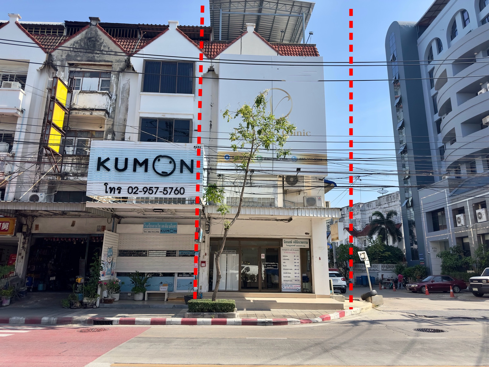 Commercial building for sale, corner house, area 25 square meters, Intharaporn Road, opposite Makro Food Bodindecha. Commercial building for sale, corner house, area 25 square meters, Intharaporn Road, opposite Makro Food Bodindecha.