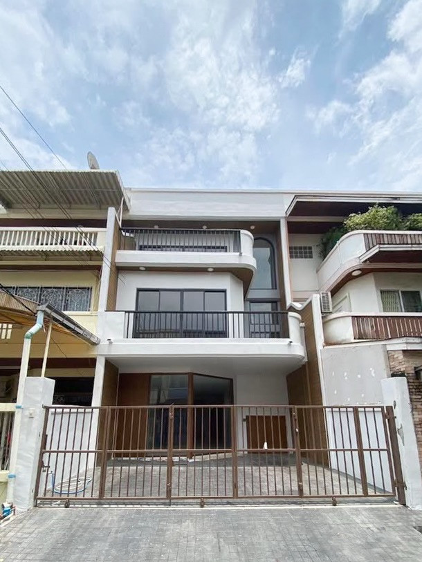 For Sale ทาวน์โฮม ลาดพร้าว 71 รีโนเวทใหม่พร้อมอยู่ เพียง 6.5 ล้าน For Sale ทาวน์โฮม ลาดพร้าว 71 รีโนเวทใหม่พร้อมอยู่ เพียง 6.5 ล้าน