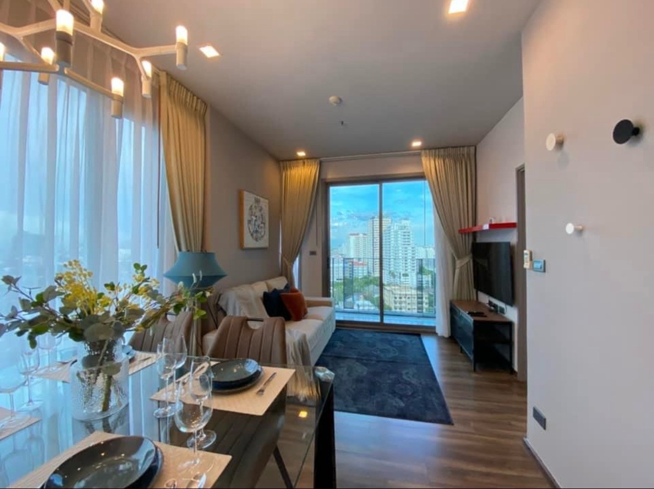Ceil by sansiri condo | Ekamai 12 | Refurbished, corner unit, balcony facing east 