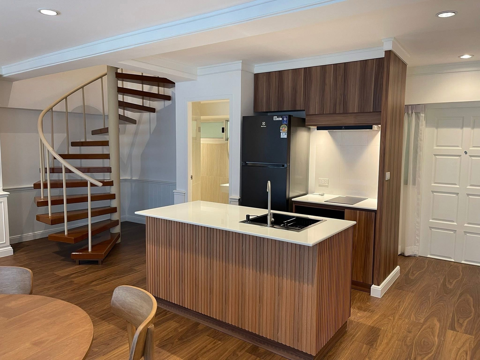 Duplex 2 ห้องนอน รีโนเวทใหม่ ทำเลทองหล่อให้เช่า | Thonglor Tower – รูปที่ 2