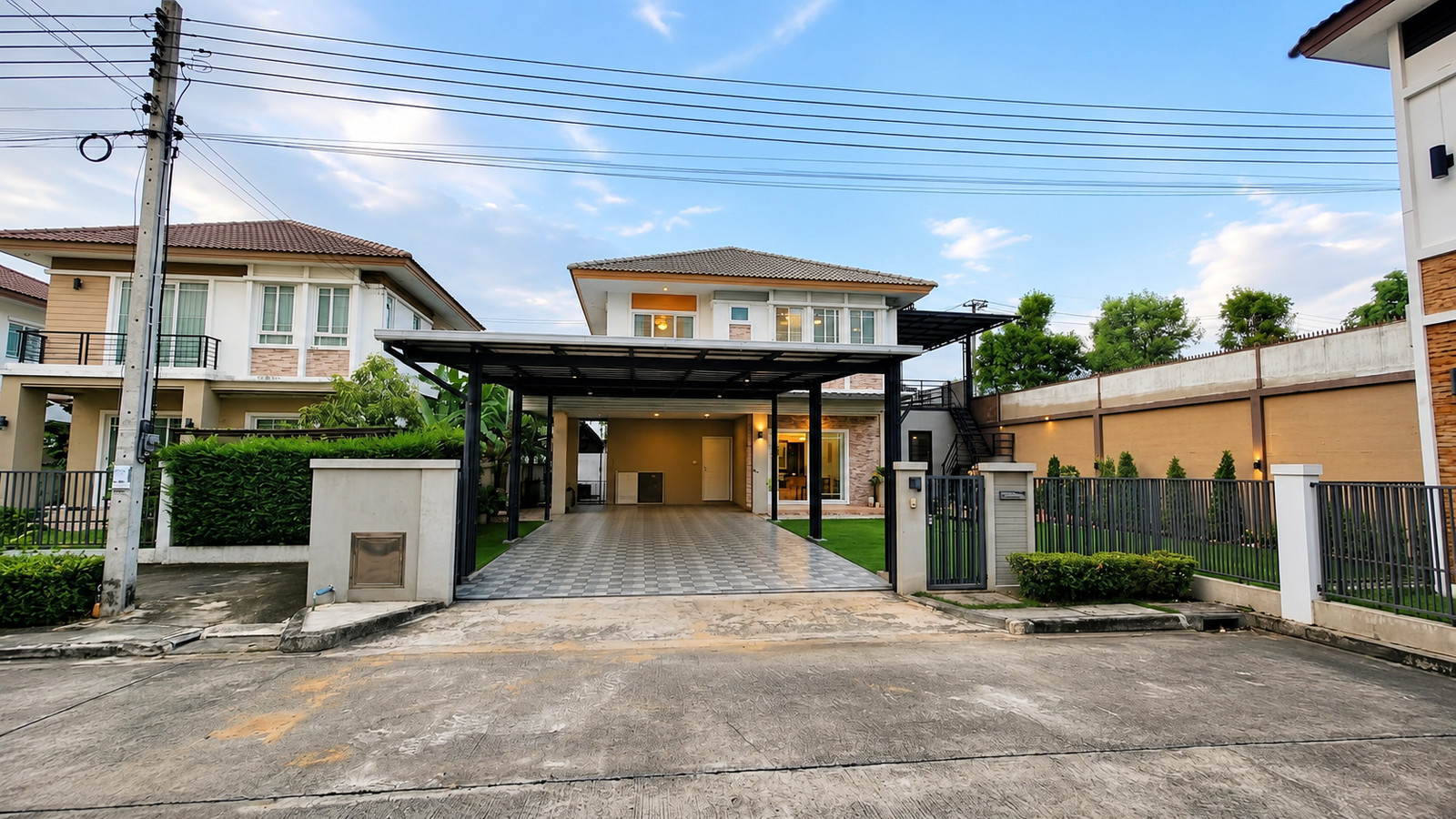 Urgent Sale | Detached Corner House at Manthana Ramindra – Wongwaen Large Land Plot | Exceptional Privacy | Parking for up to 6 Cars | Priced to Sell