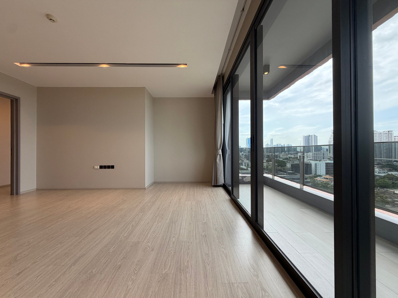 1 bedroom, extra large, EXTRA, most comfortable to live in. Call 094650323 1 bedroom, extra large, EXTRA, most comfortable to live in. Call 094650323
