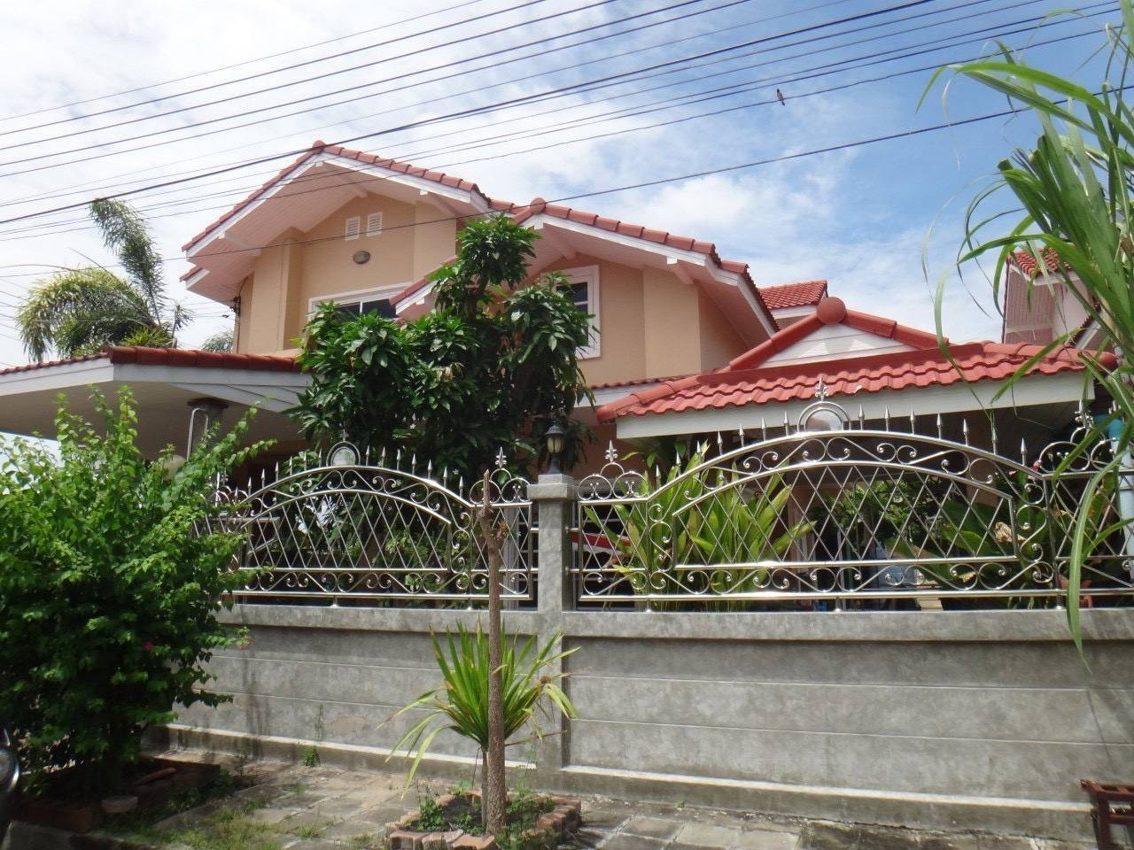 Single house for sale Burapha Village, Bang Wua area, near the expressway, 64 sq m., special price 3.7 million baht.