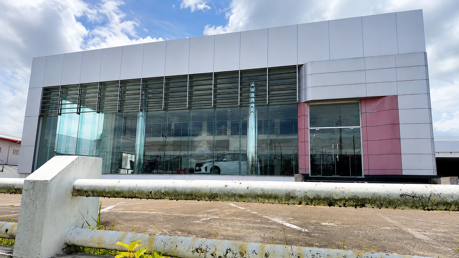 Showroom for rent next to the main road Chumphon City