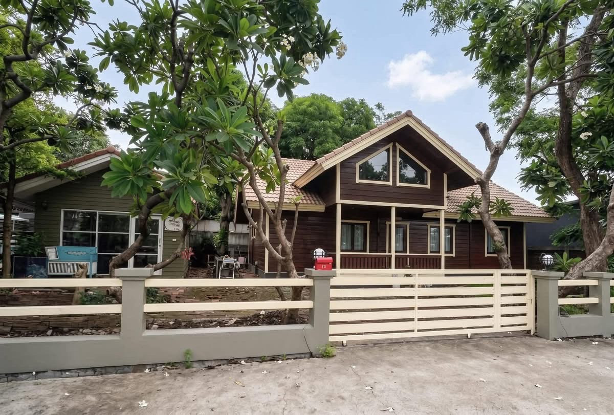 2-Storey Pine Wood House for Rent📍 Prime Location: Along the Kanchanaphisek Outer Ring Road (Frontage Road), Ram Inthra – Khu Bon, Bangkok 2-Storey Pine Wood House for Rent📍 Prime Location: Along the Kanchanaphisek Outer Ring Road (Frontage Road), Ram Inthra – Khu Bon, Bangkok