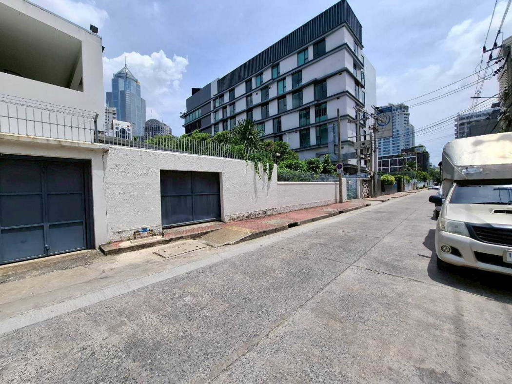 Land for sale in Sukhumvit 2, Ploenchit, 651 sq.wa. Only 750 meters from BTS Ploenchit. cc Land for sale in Sukhumvit 2, Ploenchit, 651 sq.wa. Only 750 meters from BTS Ploenchit. cc