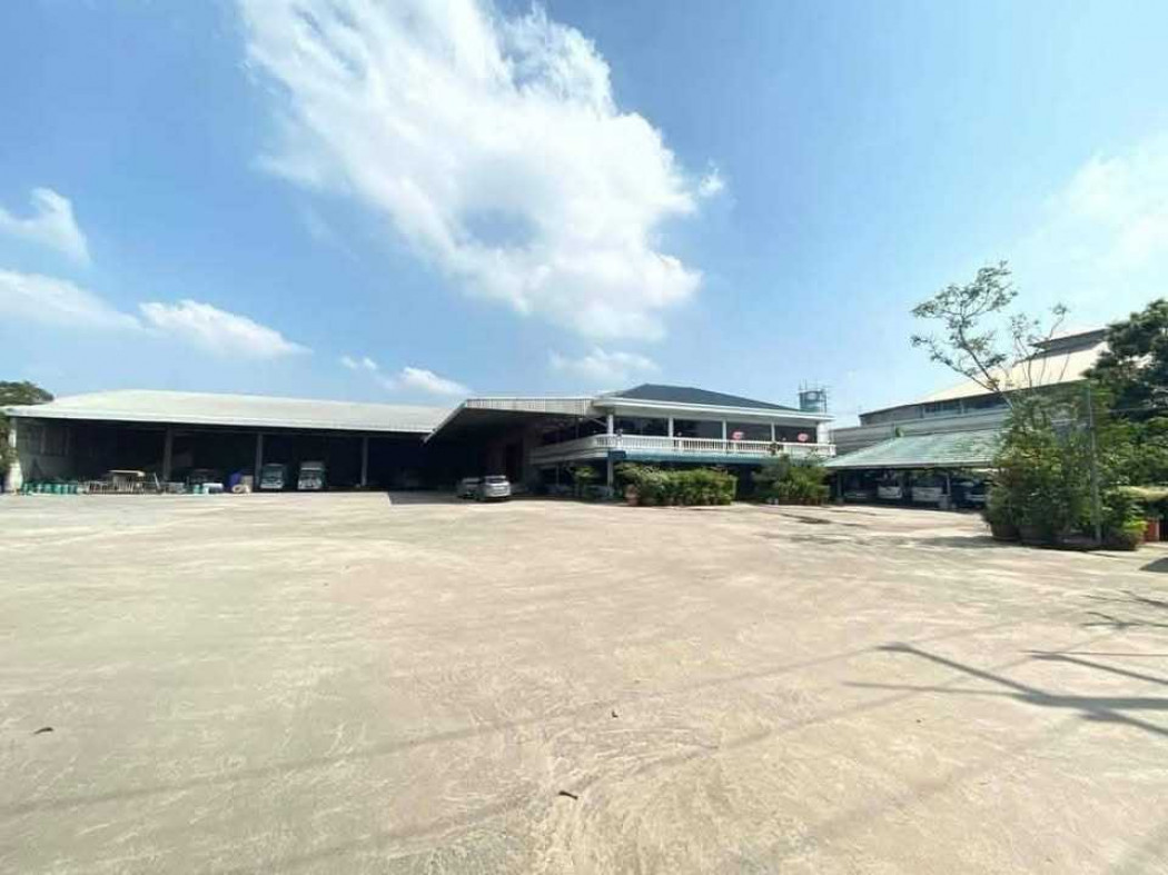 ขาย โกดัง ที่ดินพร้อมบ้าน โกดัง ติดถนน 304 2650 ตรม 5 ไร่ 1 งาน 84 ตรว