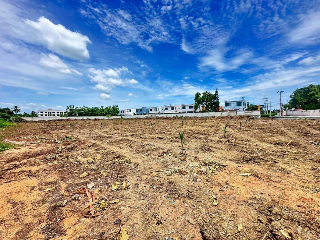 Land for sale, 4 rai, zoned red, Khlong Mai Subdistrict, Sam Phran District, Nakhon Pathom Province. Land for sale, 4 rai, zoned red, Khlong Mai Subdistrict, Sam Phran District, Nakhon Pathom Province.