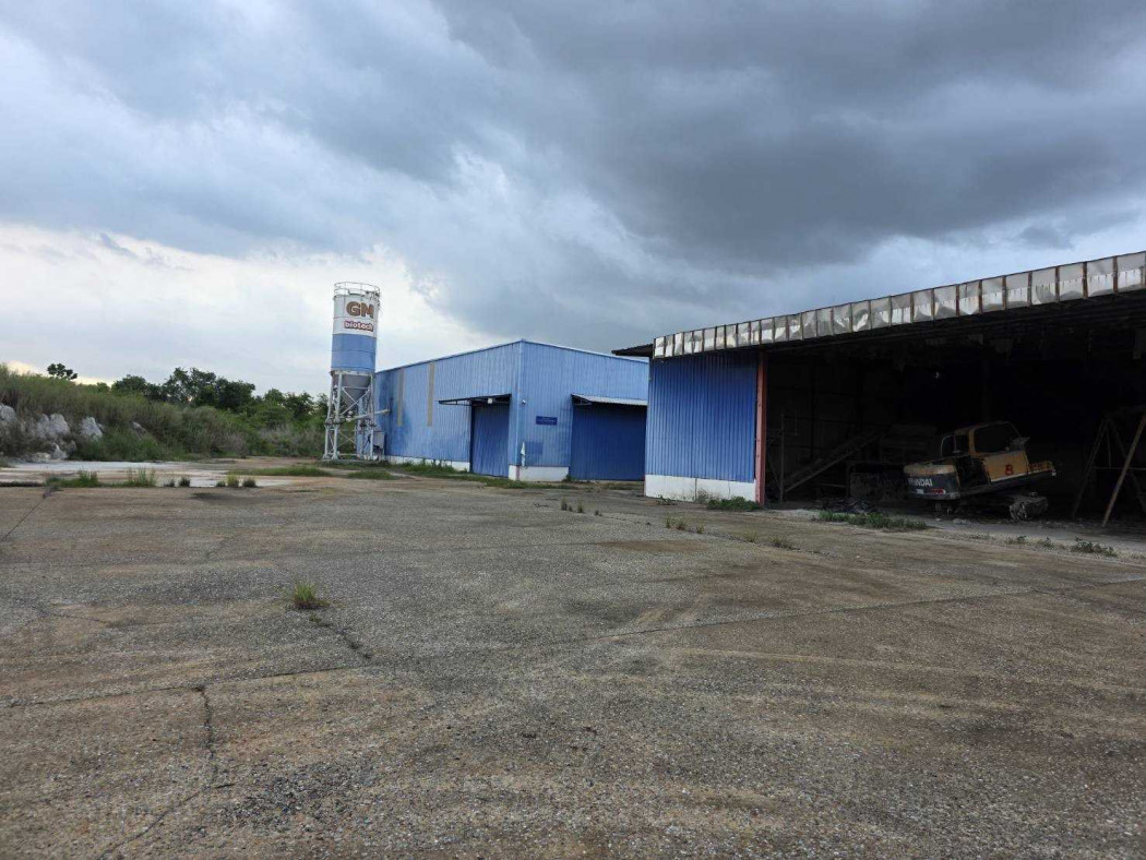 Factory for rent. Includes 4 warehouses with a total area of 8,000 sq.m. Also includes a factory building (R.G. 4) in Kabin Buri Factory for rent. Includes 4 warehouses with a total area of 8,000 sq.m. Also includes a factory building (R.G. 4) in Kabin Buri