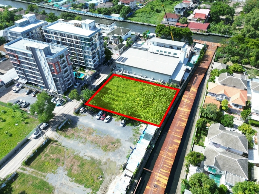 Land for sale in Soi Ladprao 130, size 326 sq.wa, near MRT Ladprao 101 (only 1.5 km away).