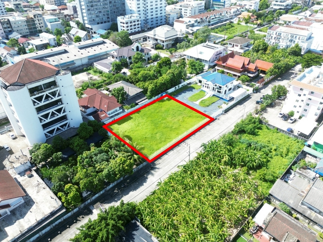 Land for sale in Soi Ladprao 88/1, 300 square wa, only 180 meters from Ladprao Road. Land for sale in Soi Ladprao 88/1, 300 square wa, only 180 meters from Ladprao Road.