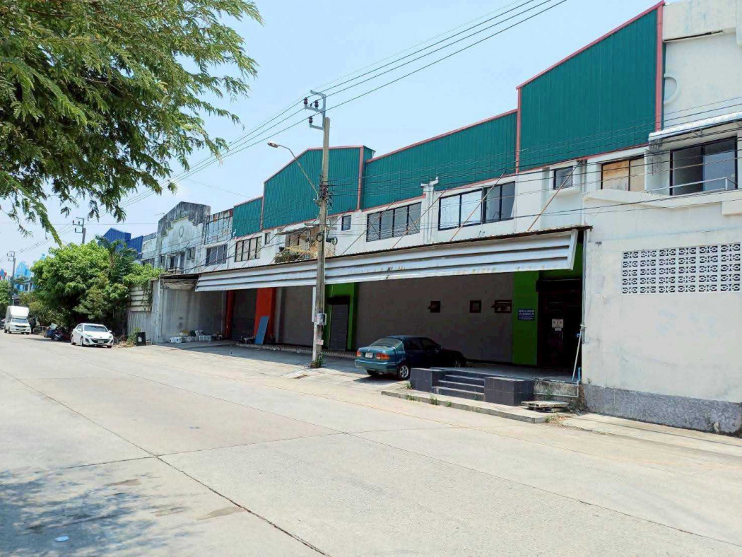 Warehouse for sale in a prime location on Theparak Road. In good condition and ready for use. 1500 sq m, 3 rai 75 sq wa.