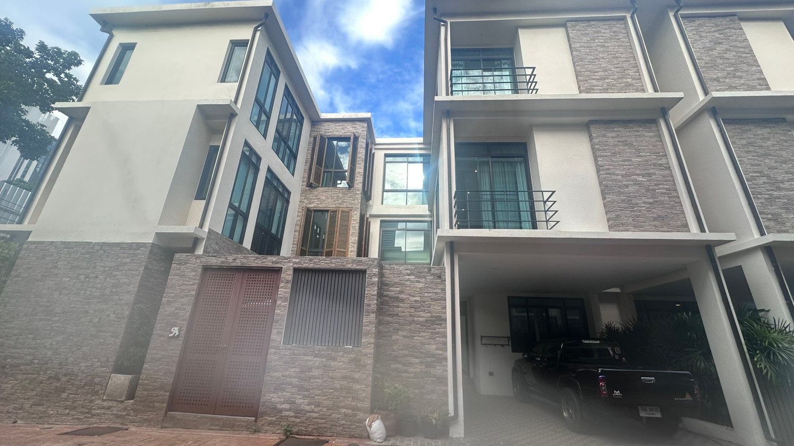 3 storey detached house for rent with swimming pool Soi Sukhumvit 24 3 storey detached house for rent with swimming pool Soi Sukhumvit 24