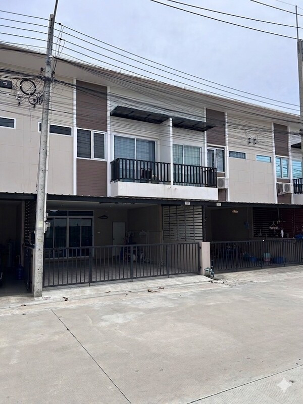 หมู่บ้านโกลเด้นทาวน์ ศรีสุวิช บางละมุง - แหลมฉบัง
