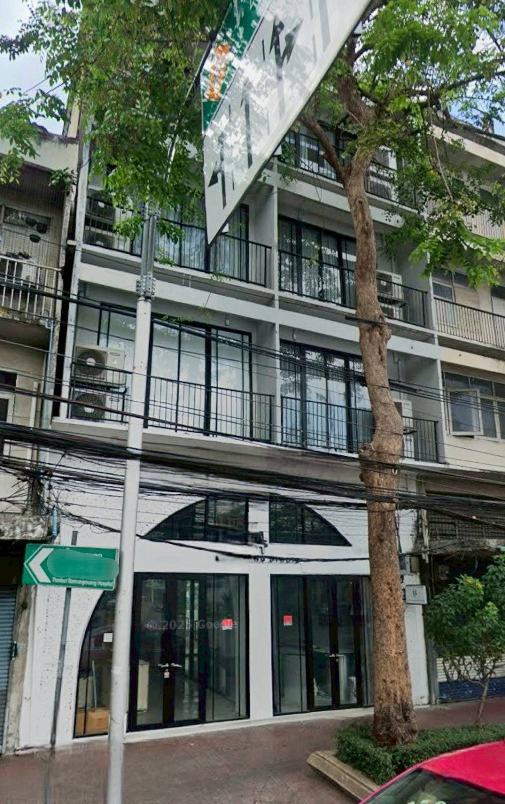 Commercial building for rent, 2 units interconnected, ready to use, along Lan Luang Road. In the heart of Bangkok, Nang Loeng - Larn Luang area, convenient travel, near Yommarat Expressway. Suitable for companies that need a headquarters, creative agencie