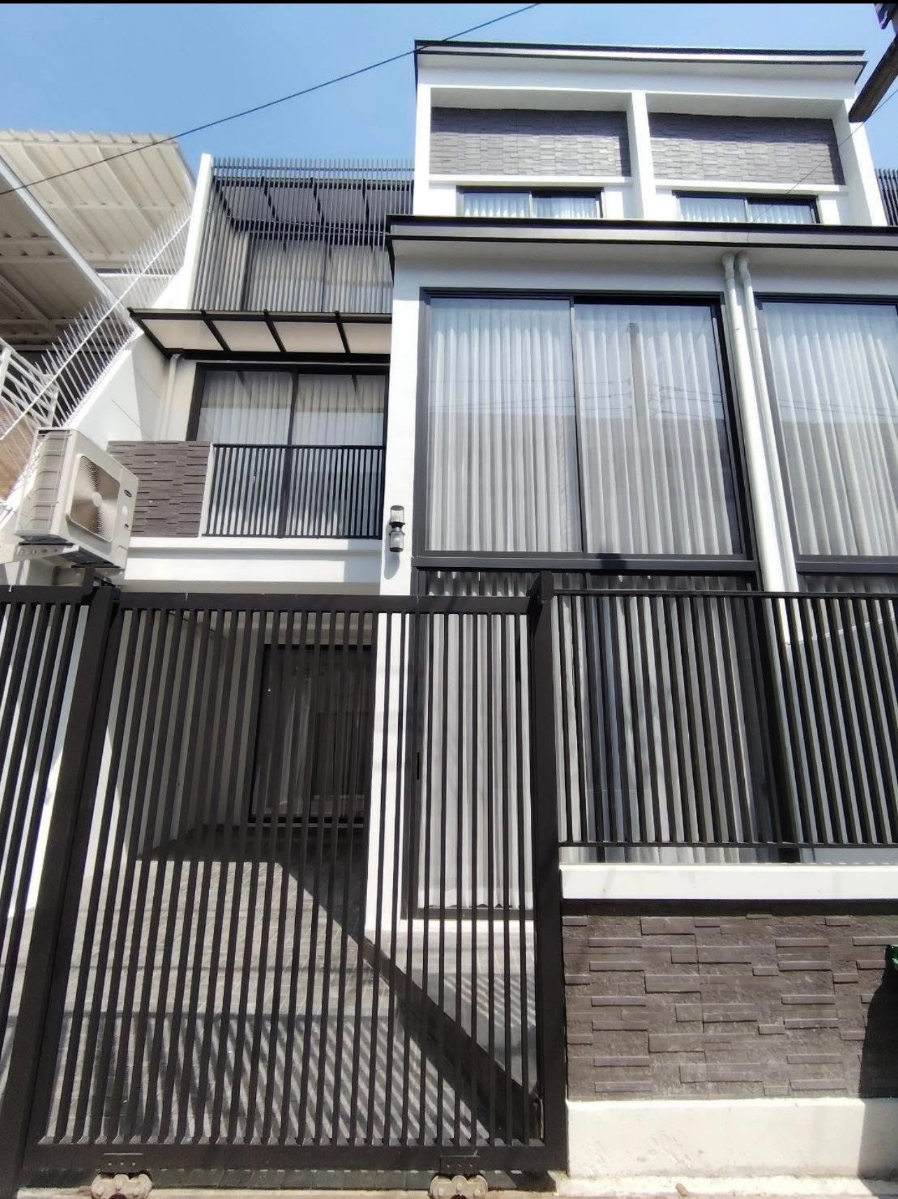 For RENT 4 storey townhome in Sukhumvit 49 Thonglor near Samitivej hospital