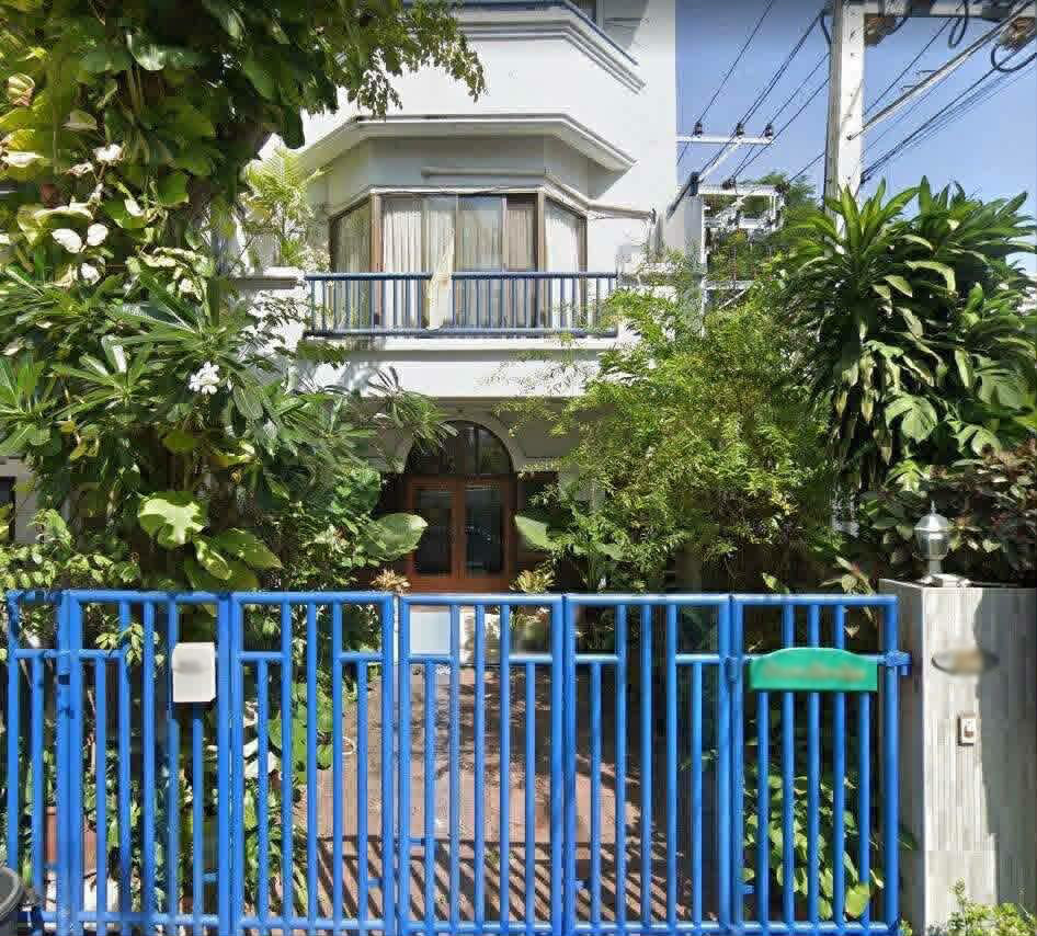 For sale: 4-story townhome in the heart of Sukhumvit. Ekkamai-Thonglor, area 44 sq m, 300 sq m, 4 bedrooms, 4 bathrooms, 2 parking spaces.