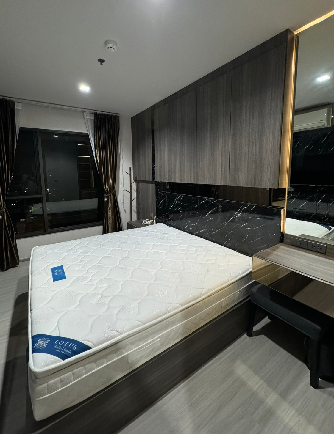 ห้องว่างพร้อมขายคอนโด Life asoke rama9
