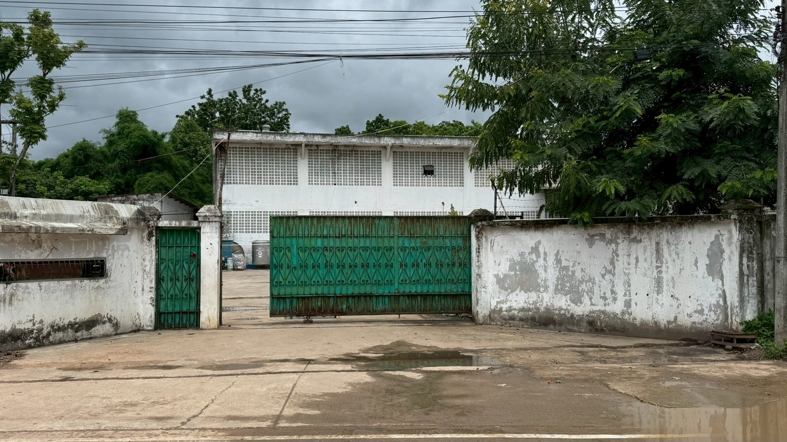 Factory for sale with office, Mae Sot, almost 5 rai of land, near the airport-Robinson. Factory for sale with office, Mae Sot, almost 5 rai of land, near the airport-Robinson.