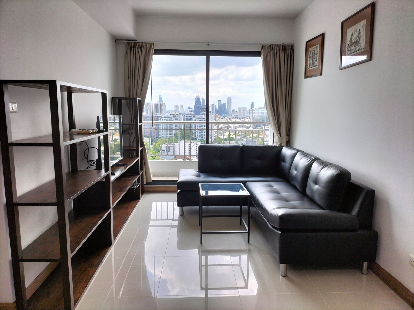 For rent, 2 bedrooms, 2 bathrooms, 1 living room, area 72 square meters, ready to move in.