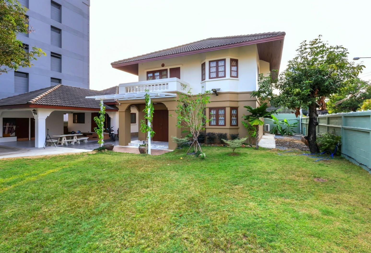 Land and house for sale Corner plot is hard to find! 174 sq m. Lat Phrao 35 — prime location connected to Ratchadaphisek. Land and house for sale Corner plot is hard to find! 174 sq m. Lat Phrao 35 — prime location connected to Ratchadaphisek.