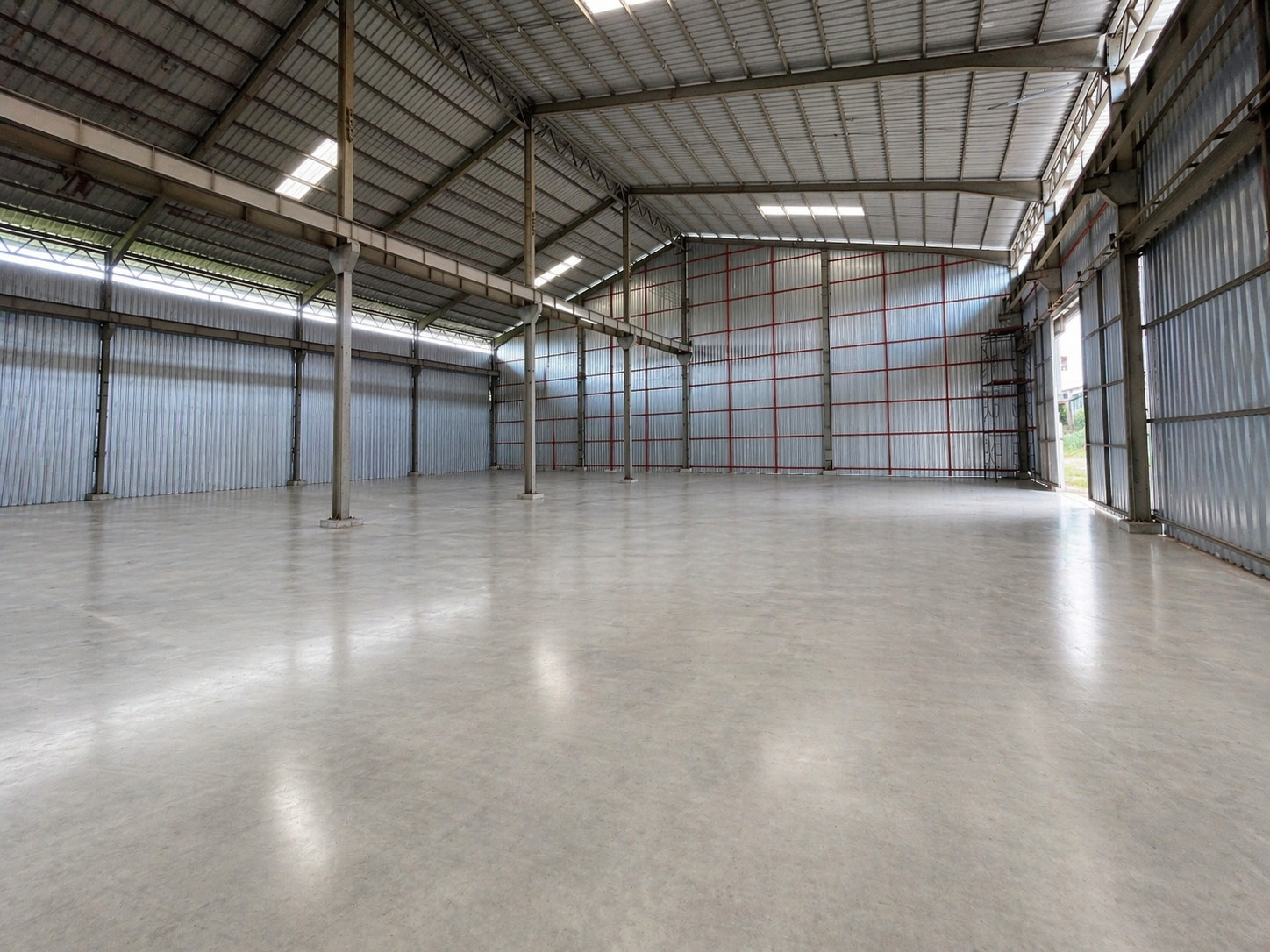 Charoen Rama 2 warehouse open for rent in divided areas 📦 Starting at only 300 sq m. 🚛 Big cars easy to get in and out 📍 Close to Do Home Mahachai