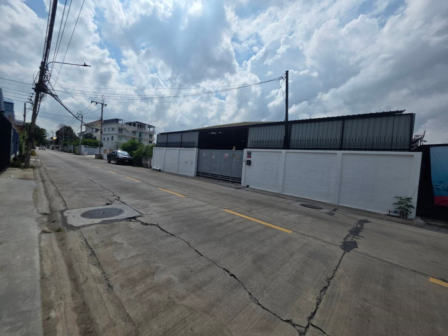 Warehouse for rent, car repair shop, at the beginning of Soi Ramintra 5, call 0999983897