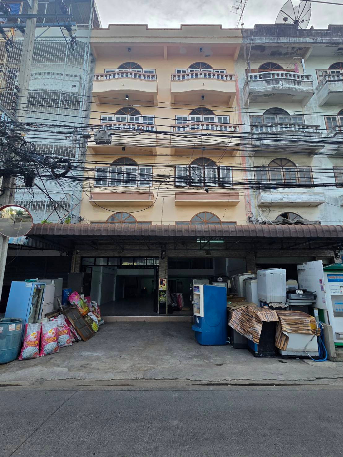 Commercial building for rent near Lotus Bang Khae, only 2 minutes. Commercial building for rent near Lotus Bang Khae, only 2 minutes.