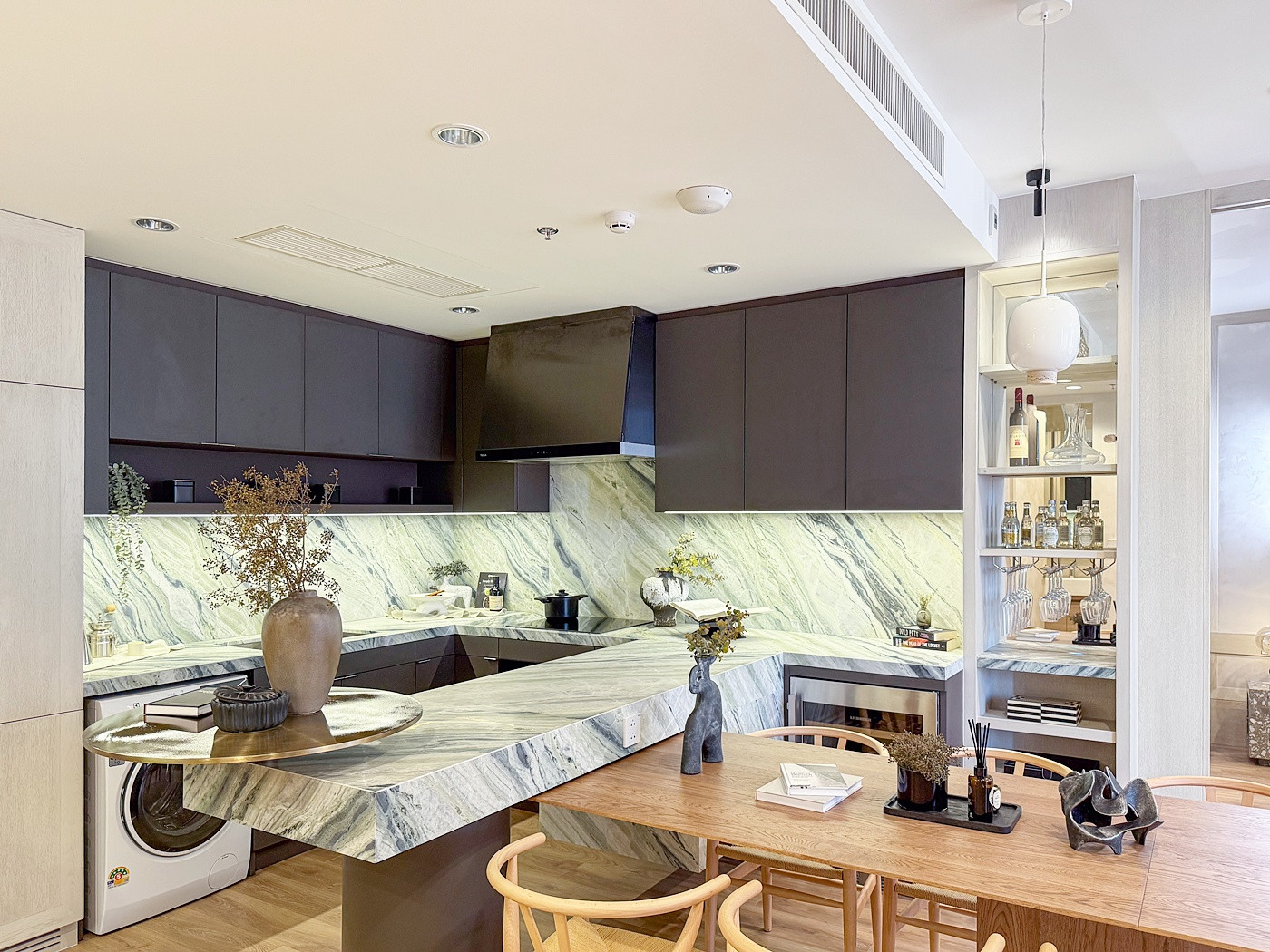 Luxury condo for sale in the heart of Thonglor, Noble Form Thonglor, high floor, east side. Luxury condo for sale in the heart of Thonglor, Noble Form Thonglor, high floor, east side.