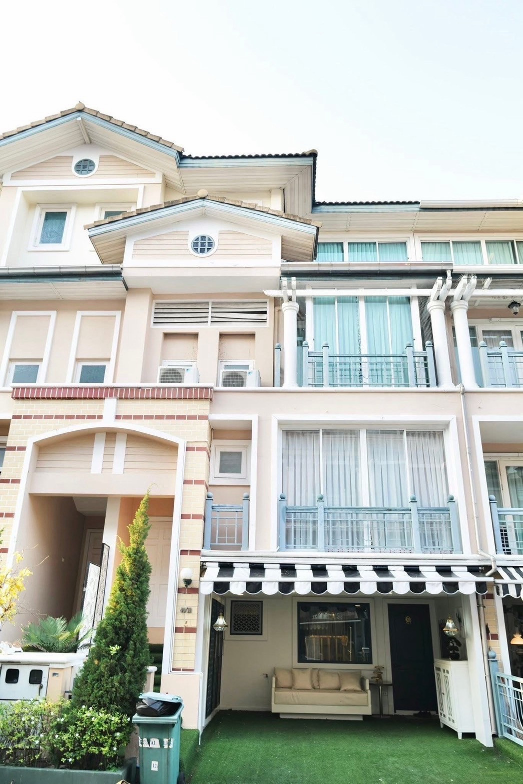🏡✨ Luxury Townhome, prime location along Ramindra Expressway–CDC Ready to move in for both sale and rent📍 Easy walk to The Crystal, close to CDC and Central EastVille.
