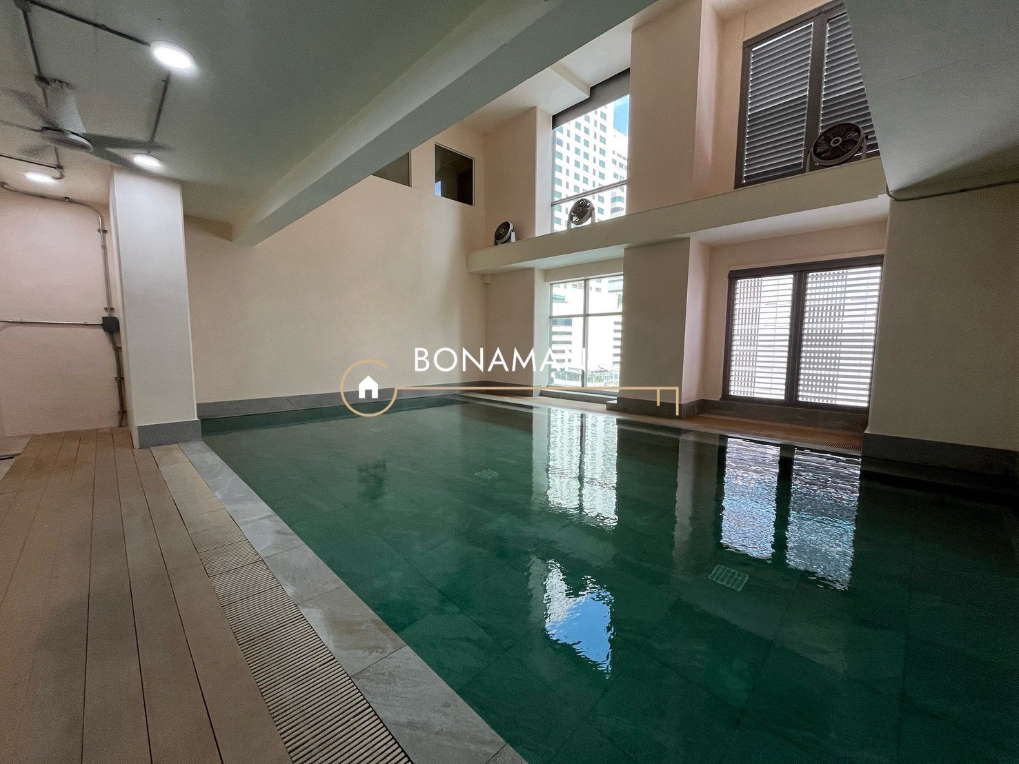 Business area with swimming pool, 7th floor, prime location, Asoke (MRT Sukhumvit 450m) Business area with swimming pool, 7th floor, prime location, Asoke (MRT Sukhumvit 450m)