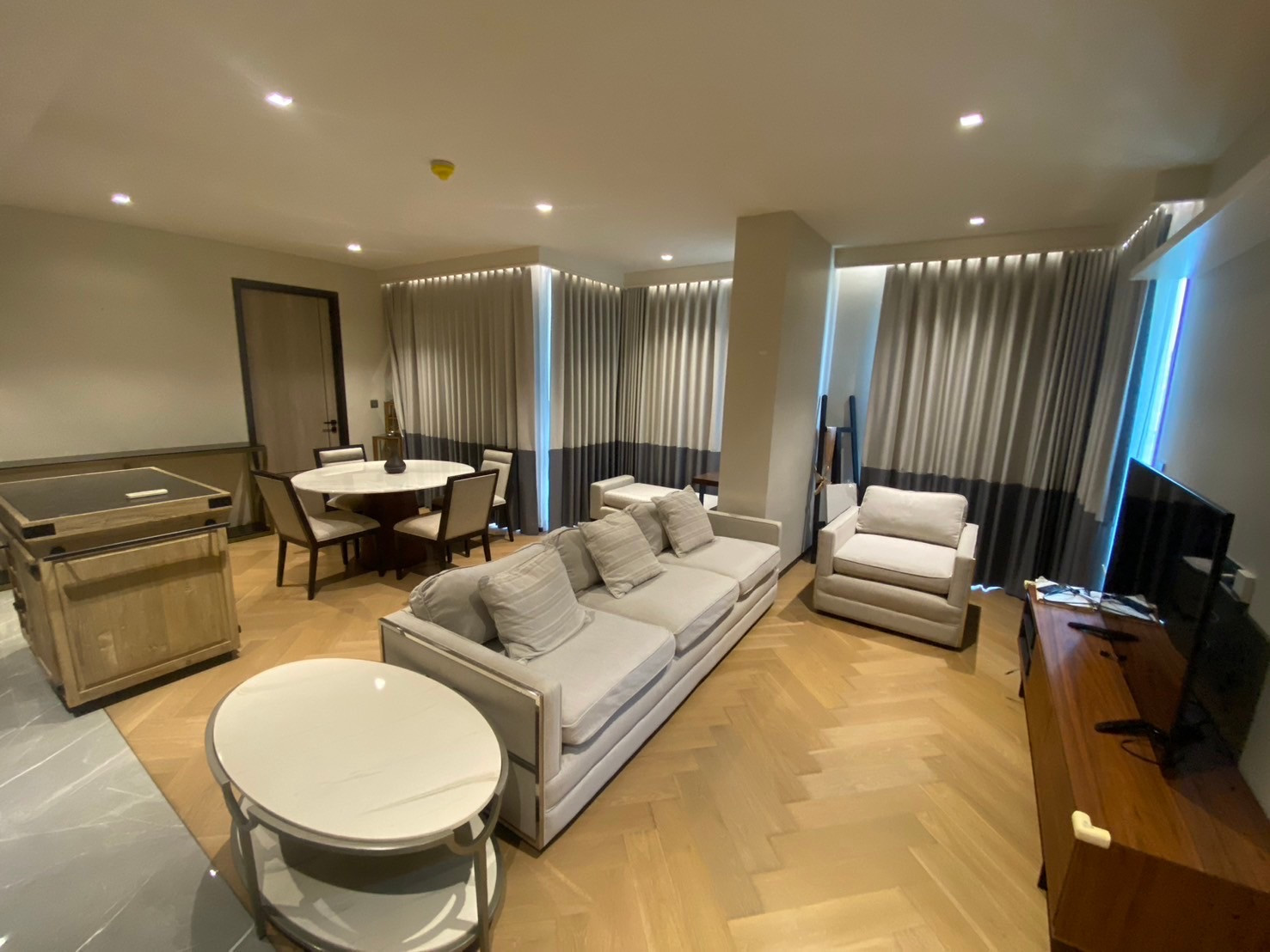 Luxury condo for rent, large area 92 sq m (2 bedrooms, 2 bathrooms, parking rights for 2 cars), quiet atmosphere, near BTS Thonglor/Ekkamai. Luxury condo for rent, large area 92 sq m (2 bedrooms, 2 bathrooms, parking rights for 2 cars), quiet atmosphere, near BTS Thonglor/Ekkamai.