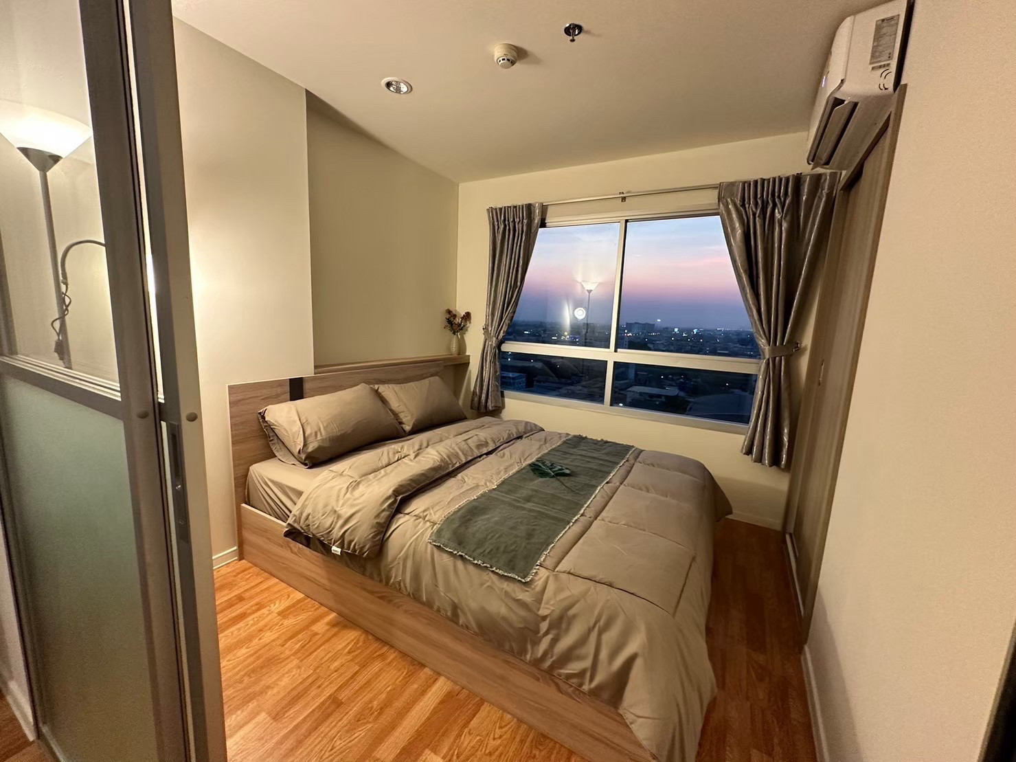 For rent Lumpini Phetkasem 98
price only 8,500 baht/month For rent Lumpini Phetkasem 98
price only 8,500 baht/month