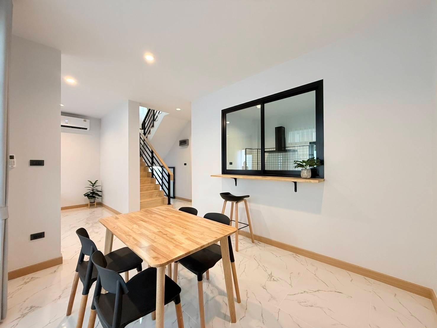  บ้านแฝดสร้างใหม่ ใกล้กาดฝรั่ง และโรงเรียนนานาชาติ หางดง เชียงใหม่  ดีไซน์ Contemporary Modern สวยทันสมัย พร้อมเข้าอยู่ – รูปที่ 3