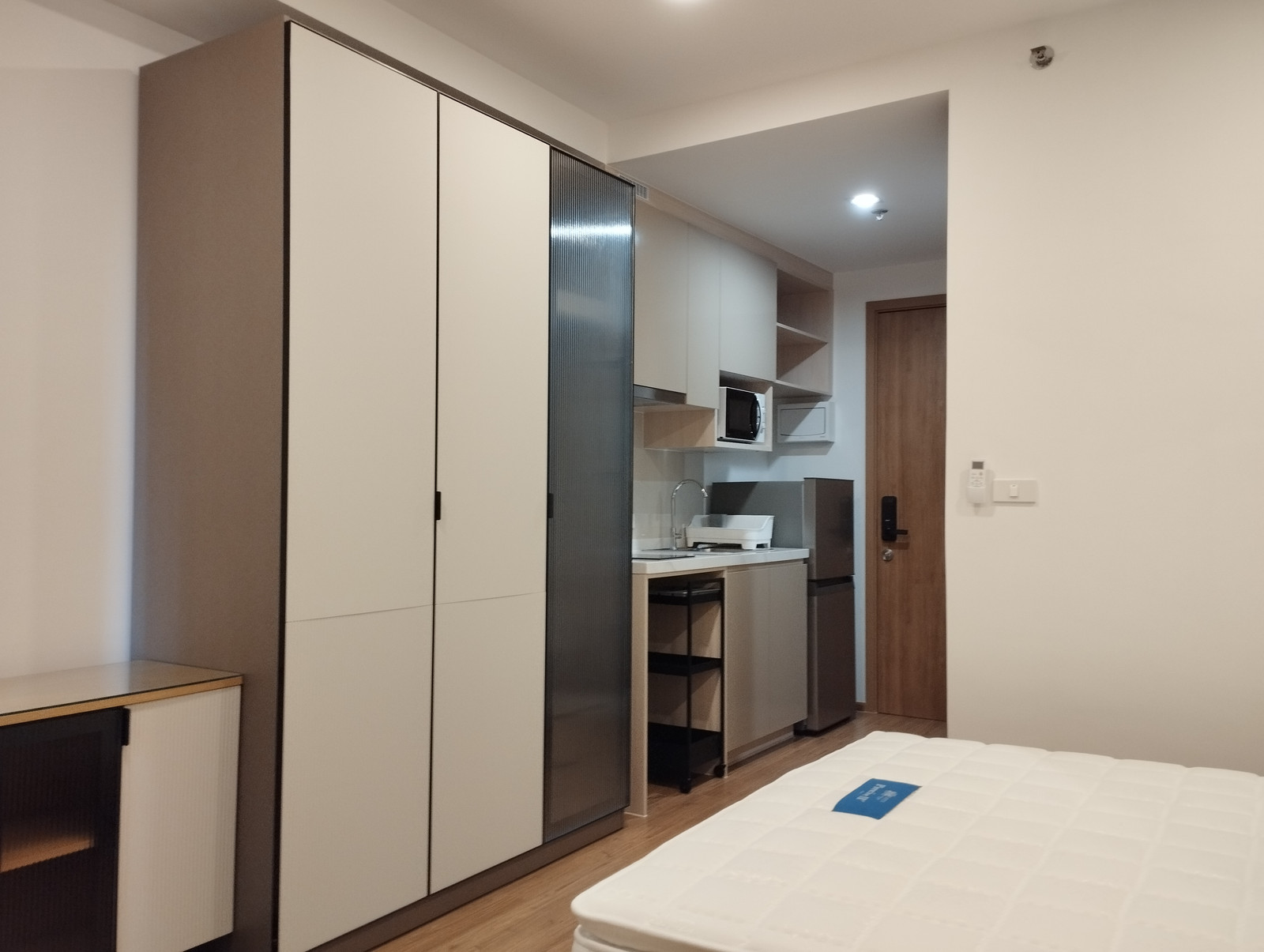 ขายห้องสตูดิโอ ขนาด 22.94 ตรม. ชั้น 10 วิวสระแนวยาว สวยสุดๆ ระเบียงทิศเหนือ เฟอร์นิเจอร์ครบ ได้ทุกอย่างในรูป ฟรีค่าโอน ส่วนกลางจัดเต็ม – รูปที่ 3