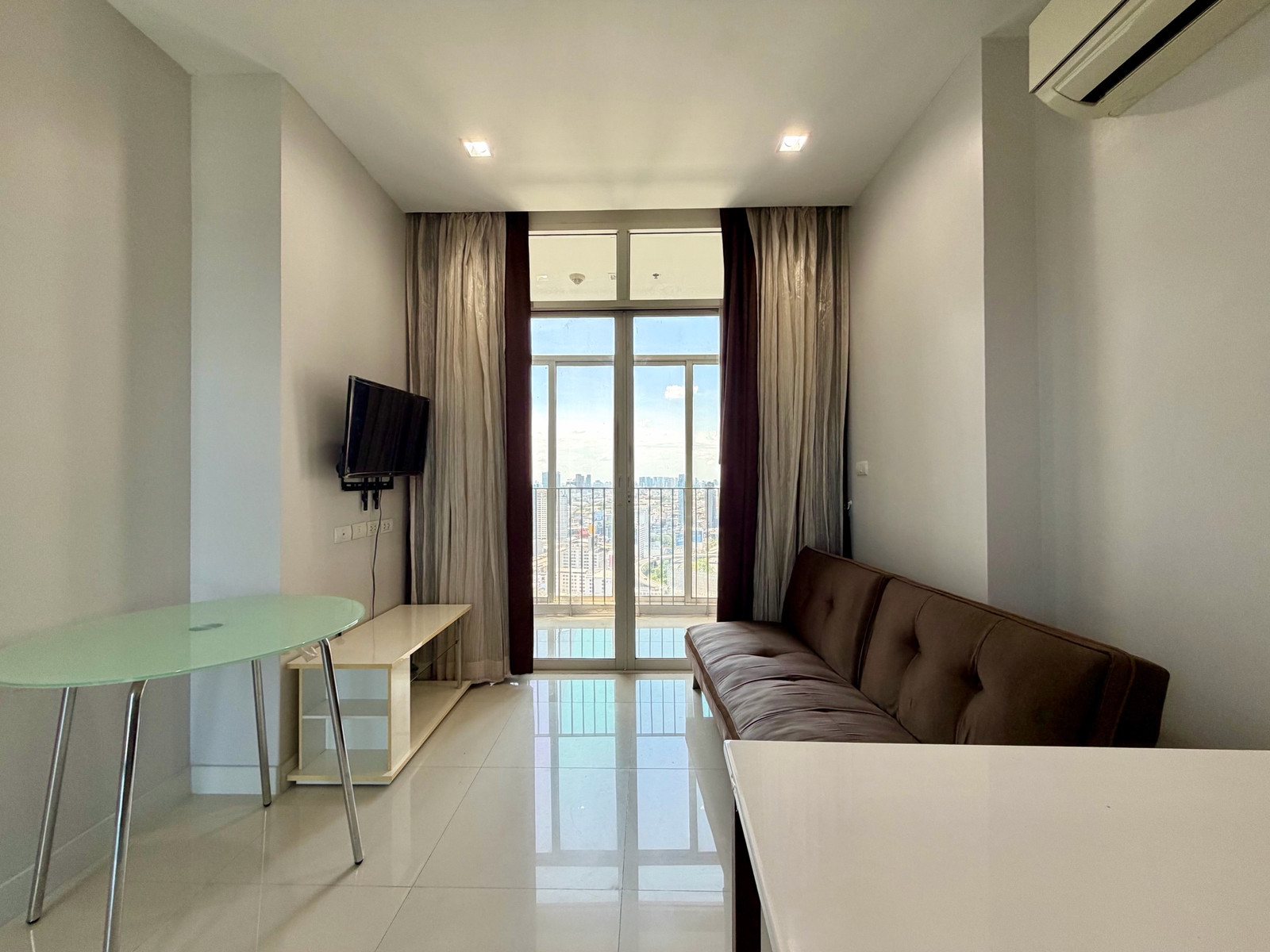 Condo next to Airport Link Ratchaprarop, number one when it comes to location! 🚆
Shock Price Ideo Verve Ratchaprarop
✅ Size 37 square meters
✅ Price only 3.99 million baht!
✅ Extra wide layout: Expand your viewing angle. The room is wider than before.
✅ 1 Condo next to Airport Link Ratchaprarop, number one when it comes to location! 🚆
Shock Price Ideo Verve Ratchaprarop
✅ Size 37 square meters
✅ Price only 3.99 million baht!
✅ Extra wide layout: Expand your viewing angle. The room is wider than before.
✅ 1