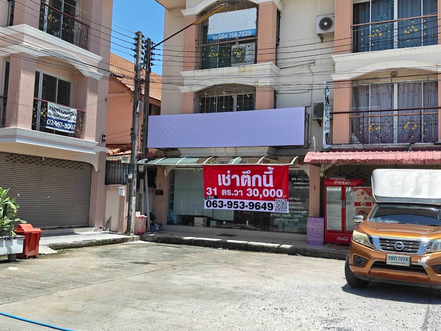 Commercial building, 3 floors, 31 sq m, opposite AC Market, lots of parking.