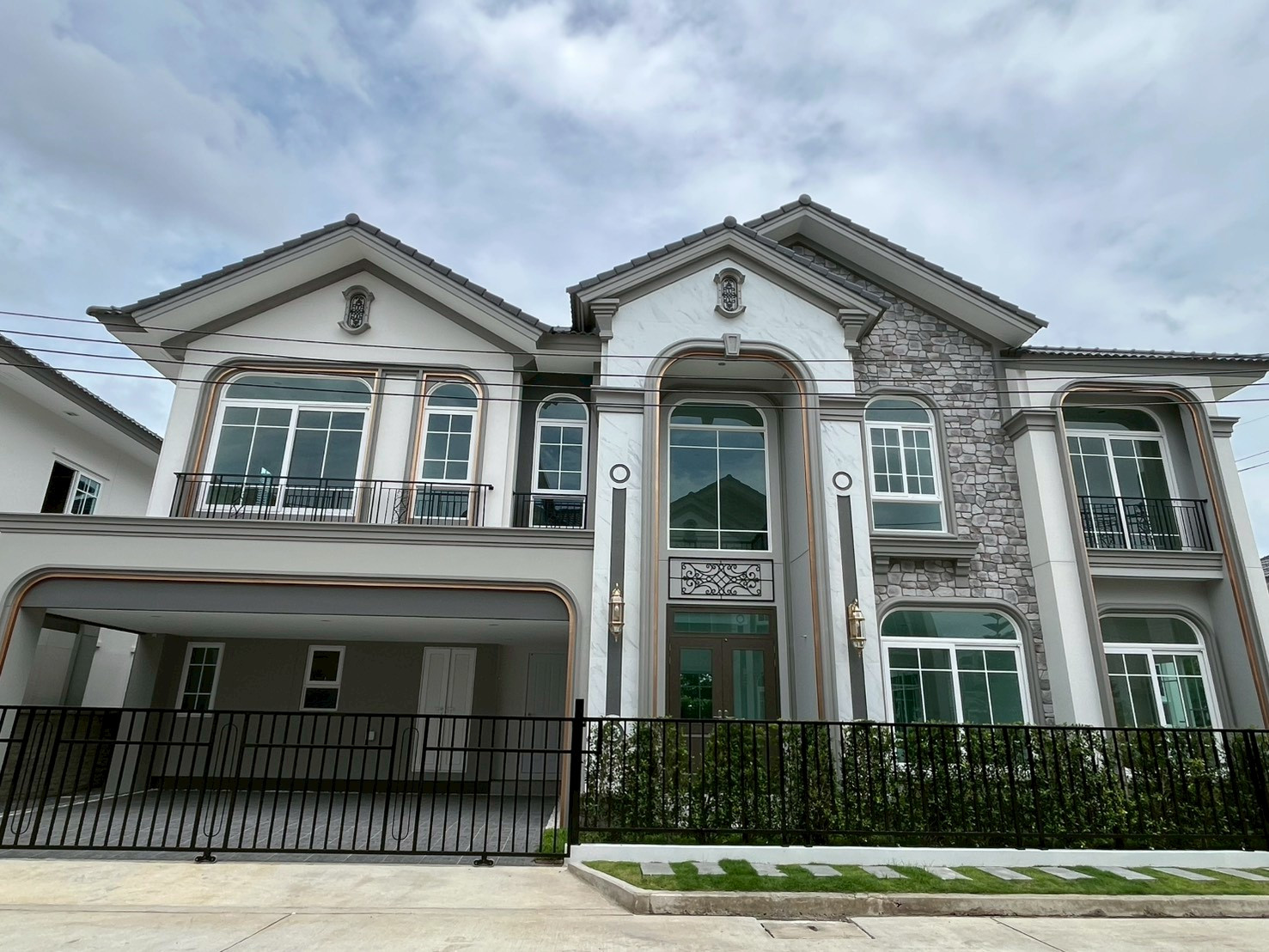 Grandio Ramintra Wongwaen, large luxury house. Good location next to the main road, special price Grandio Ramintra Wongwaen, large luxury house. Good location next to the main road, special price
