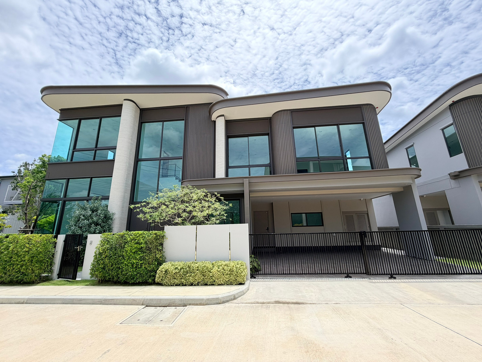 Guthe Sukhumvit 76, luxury detached house, large house, corner plot, special price. Guthe Sukhumvit 76, luxury detached house, large house, corner plot, special price.