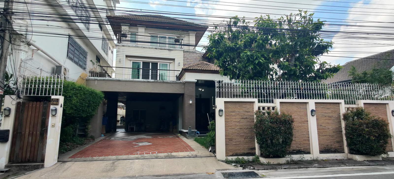 For sale, large detached house 129 sq m, usable area 521 sq m, prime location Tao Poon-Prachachuen. Near Lotus only 800 meters. For sale, large detached house 129 sq m, usable area 521 sq m, prime location Tao Poon-Prachachuen. Near Lotus only 800 meters.