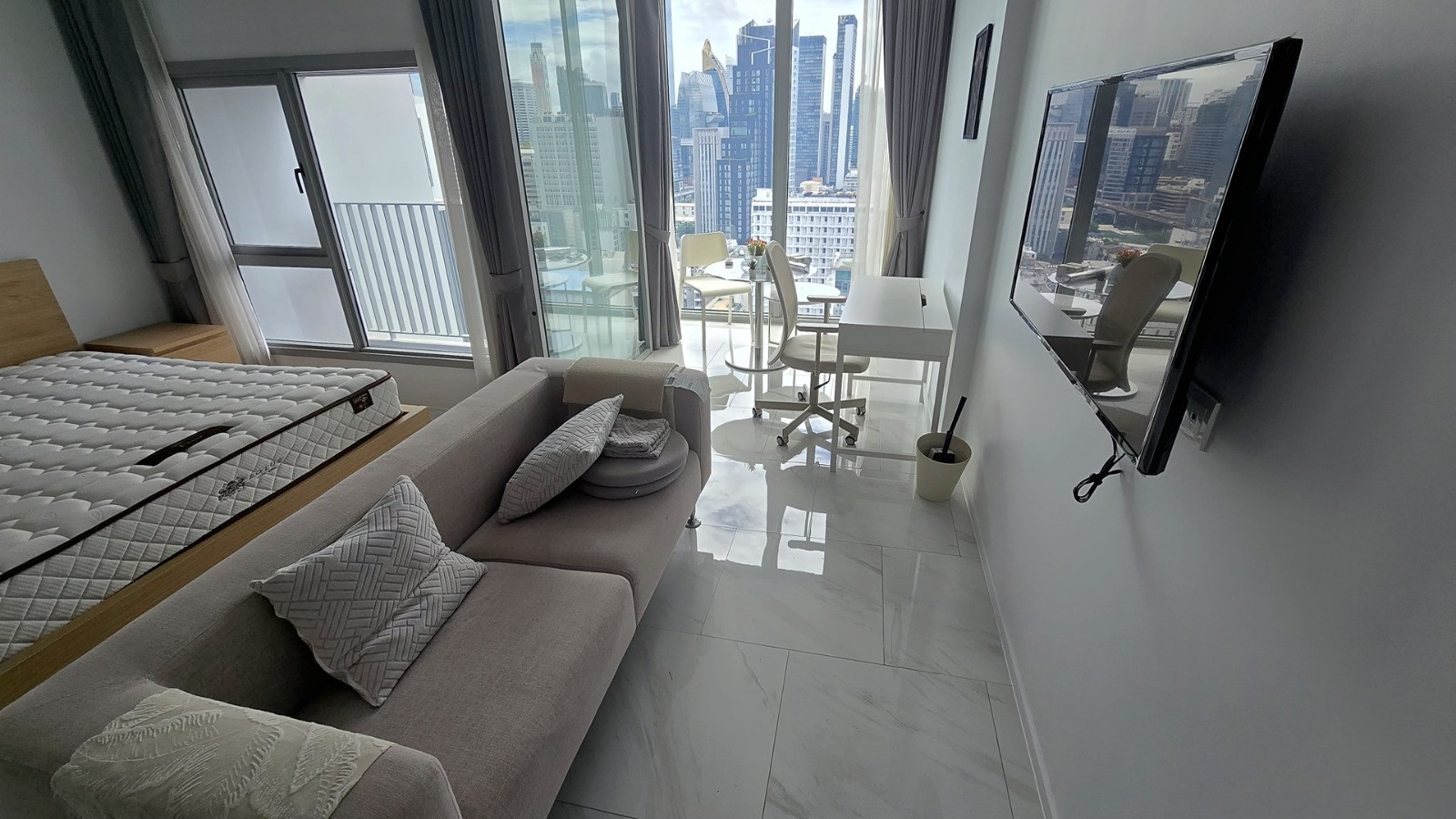 For rent!! Hyde Sukhumvit 11 high floor Great location at the center of Bangkok!! For rent!! Hyde Sukhumvit 11 high floor Great location at the center of Bangkok!!