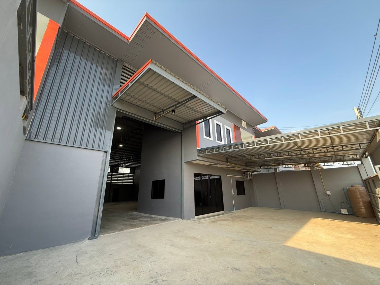 Warehouse for rent, newly built, Lam Luk Ka Khlong 7, not deep in and out of the alley, 3 phase electricity, container trucks can enter and exit. Usable area 643 sq m.