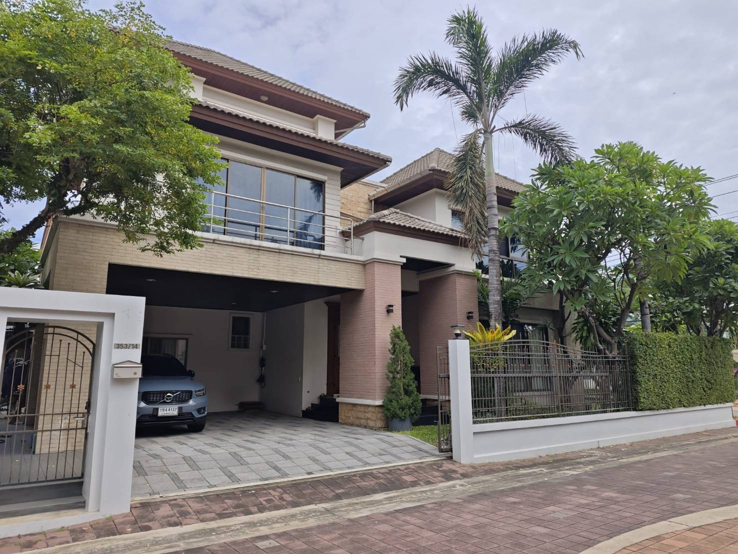 3-story detached house for sale in the heart of the city, Ramkhamhaeng area. With furniture 3-story detached house for sale in the heart of the city, Ramkhamhaeng area. With furniture