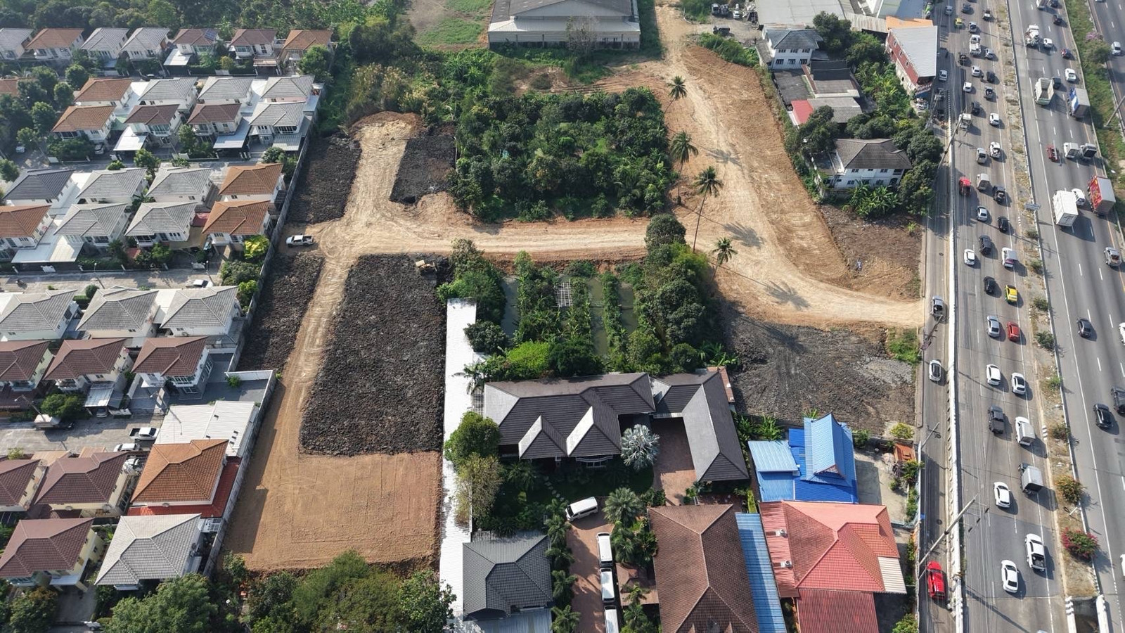 Land for sale, 9 rai, next to Kanchanaphisek Road. Land for sale, 9 rai, next to Kanchanaphisek Road.