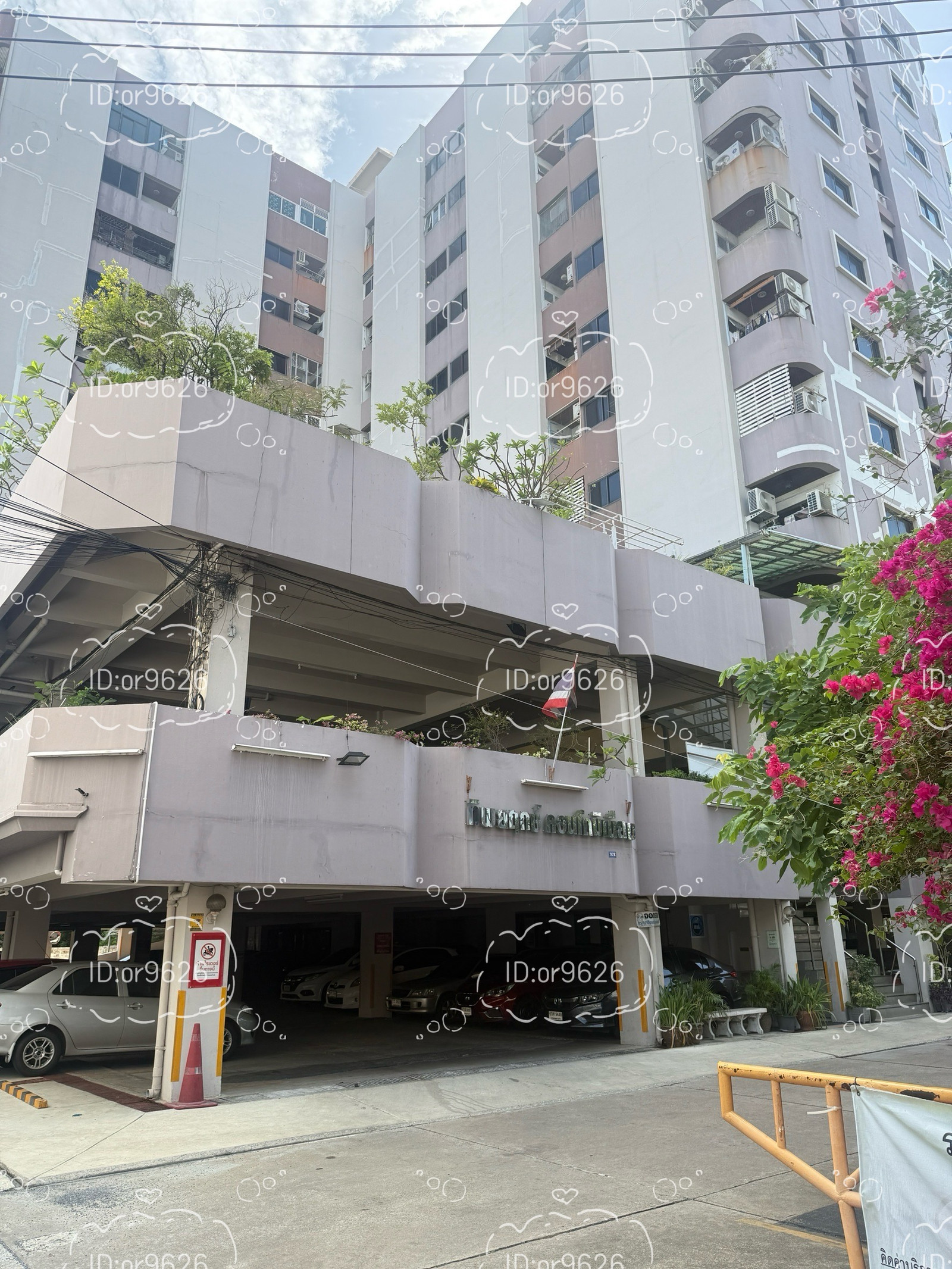 **For sale*** Thippayaruek Condo for sale, old condo but got a large size. 
105 sq m., newly renovated.
Near Central Pinklao Rama 8
Located in Soi Borommaratchachonnani 12
2 bedrooms, 2 bathrooms 
1 large hall 
105 sq m., 12th floor 
Price 3.89 million ba