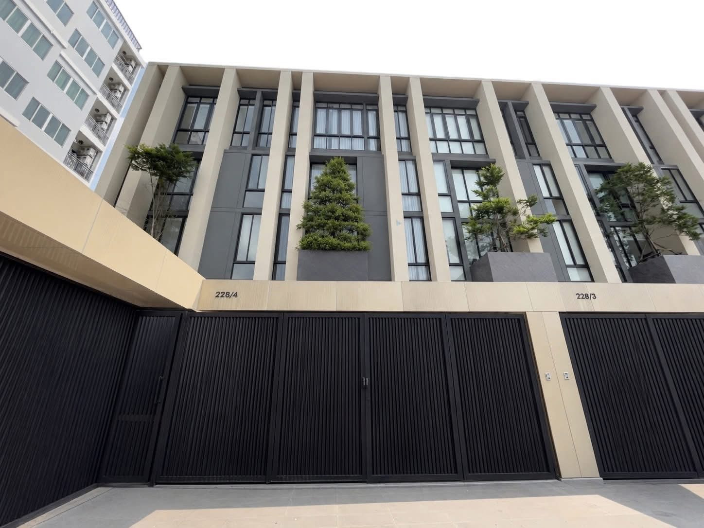 ปล่อยเช่า Luxury Townhome ทำเลรัชดา–ลาดพร้าว ใกล้ MRT รัชดาภิเษก เพียง 750 เมตร