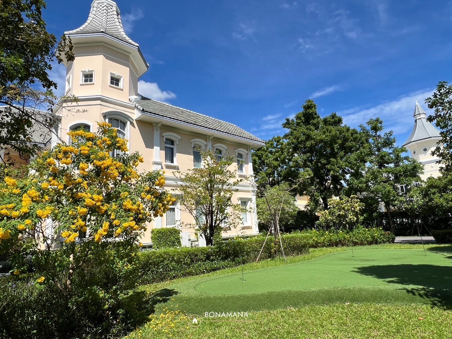 Masterpiece luxury home for sale in the project "The Royal Residence" Kaset-Nawamin. Masterpiece luxury home for sale in the project "The Royal Residence" Kaset-Nawamin.