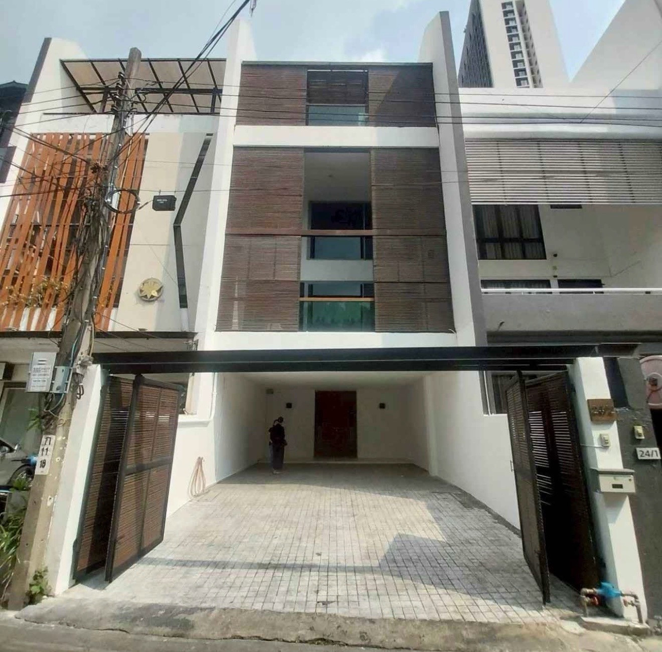🔥 ให้เช่าอาคารพาณิชย์ 4 ชั้น สุขุมวิท 35
ทำเลทอง พร้อมพงษ์ | ใกล้ BTS เพียง 290 เมตร📍ใกล้ BTS พร้อมพงษ์ และติดโซน EmQuartier
