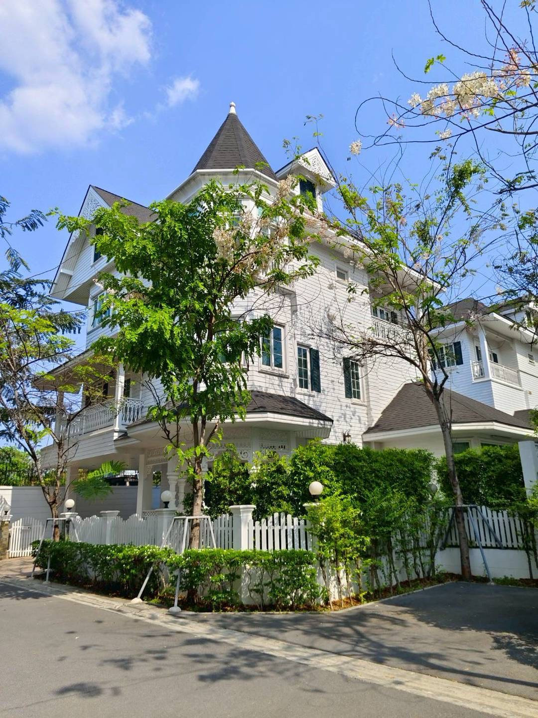 Single House - Fantasia villa 4 Bangna 4 bed 5 bath line id puttcapital Fully furnished.brand new house. 73 sq.wa 350 sq.m. 350 metre to MRT yellow line. Single House - Fantasia villa 4 Bangna 4 bed 5 bath line id puttcapital Fully furnished.brand new house. 73 sq.wa 350 sq.m. 350 metre to MRT yellow line.
